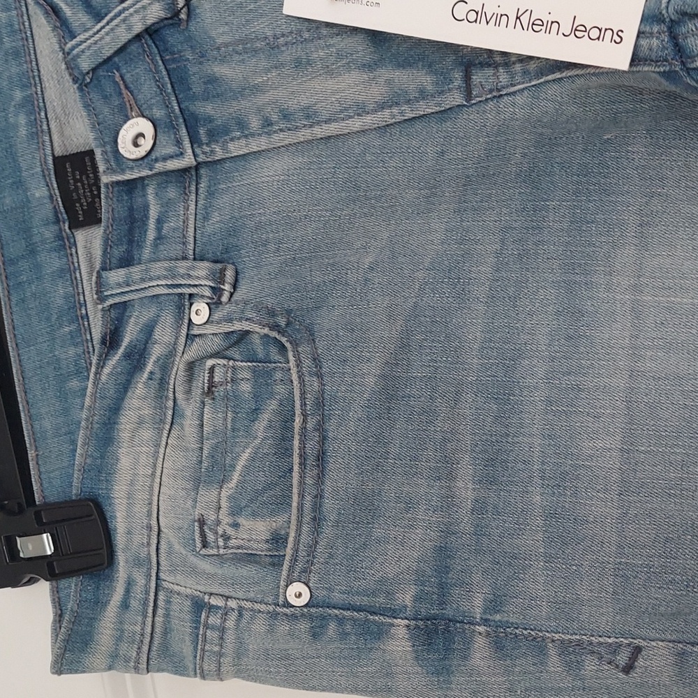 Calvin Klein Women's Light Blue Cropped Jeans. Size 6 - Picture 4 of 8